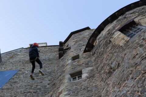 Photo de la descente d'une tour du château en rappel